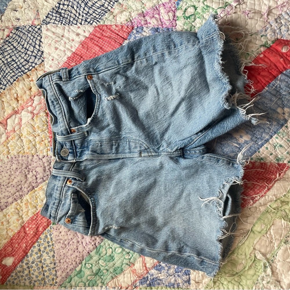 501 levi’s mid thigh shorts